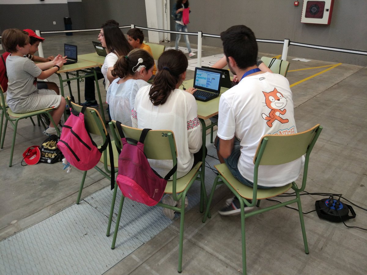 estecnoes's tweet photo. Celebrating the #scratchday at #JornadastecnologicasCLM in Talavera de la Reina, Spain. 12 volunteers for 150 primary school students. https://t.co/EWhNODXTci