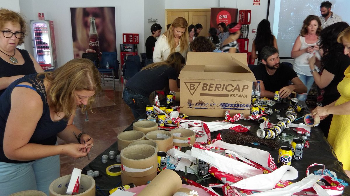 CocaColaEP_es's tweet photo. Las participantes de los talleres de #GIRAmujeres de #Antequera aprenden a construir elementos con materiales sostenibles https://t.co/vHsCnpQAJ2