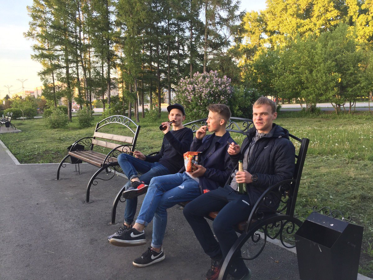 naxuinadovse's tweet photo. Ну че, поцаны, по бутылочке? https://t.co/x8pFYbezG1