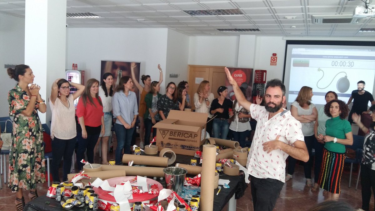 CocaColaEP_es's tweet photo. Las participantes de los talleres de #GIRAmujeres de #Antequera aprenden a construir elementos con materiales sostenibles https://t.co/vHsCnpQAJ2