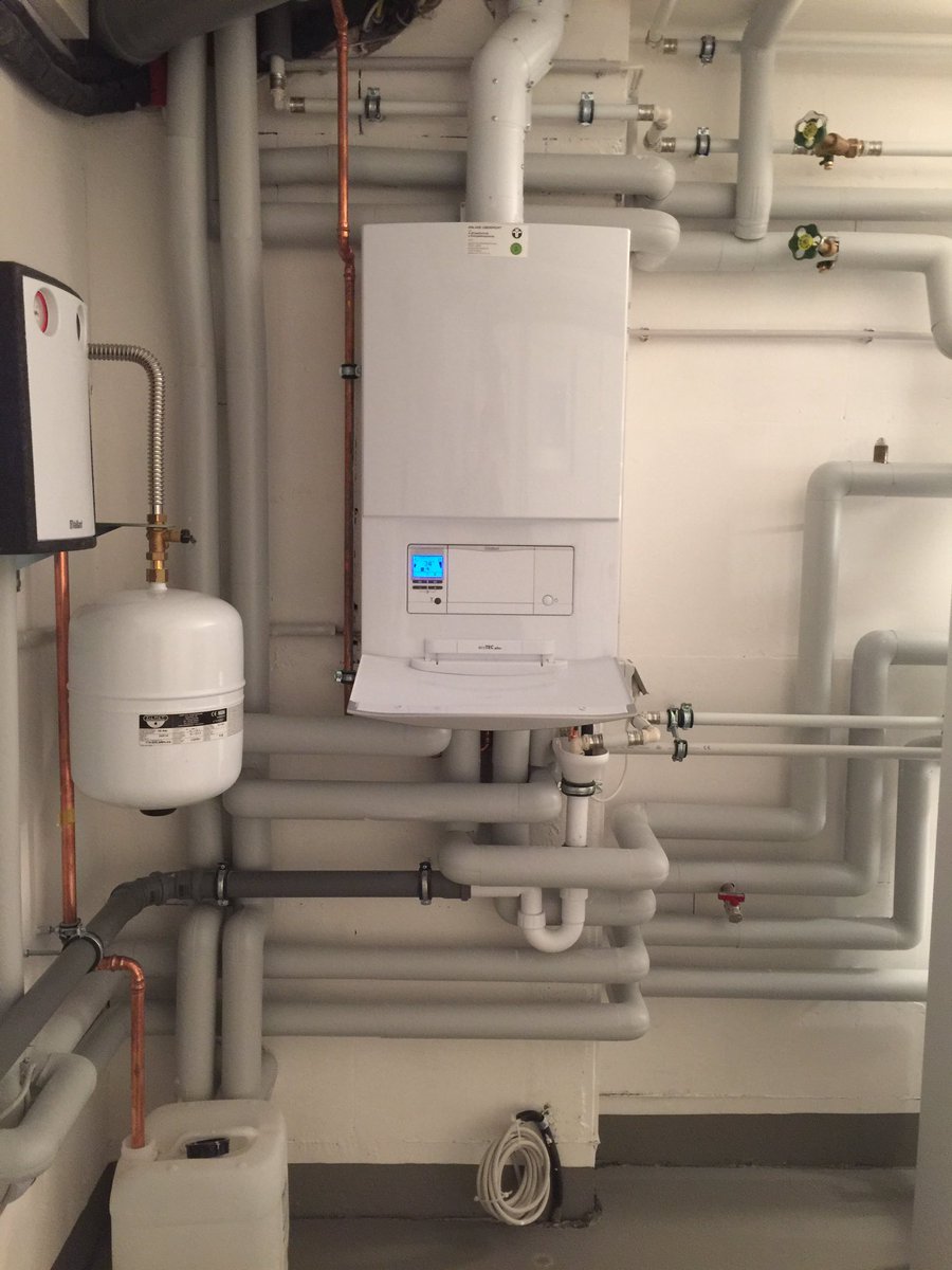 nample_'s tweet photo. #vaillant boilerporn with #solarenergy https://t.co/cysGg3A0UV
