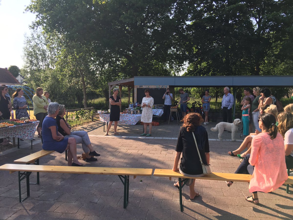 Start van t #onderwijscafe . Deze x met thema "kom je mee buiten leren?" Op het schoolplein in Burgh Haamstede
