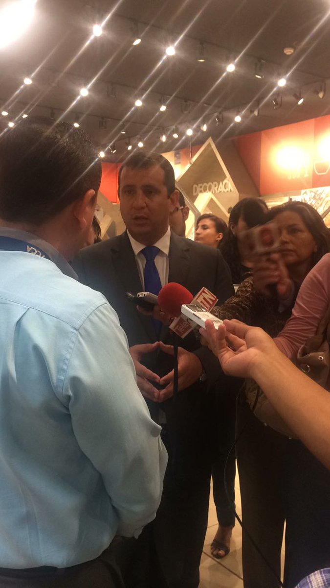 SRIoficialEc's tweet photo. .@LeoOrlandoA recorre #Guayaquil e informa a locales Textil La Burda y Pycca que #IVAregresaAl12% desde hoy y verifica correcta aplicación https://t.co/kYhub9ut6W