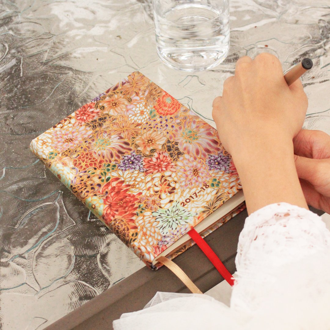 paperblanks's tweet photo. Planning out the next 18 months in style. #18MonthPlanner #KikkaPlanner https://t.co/Gd1C5QIsc7
