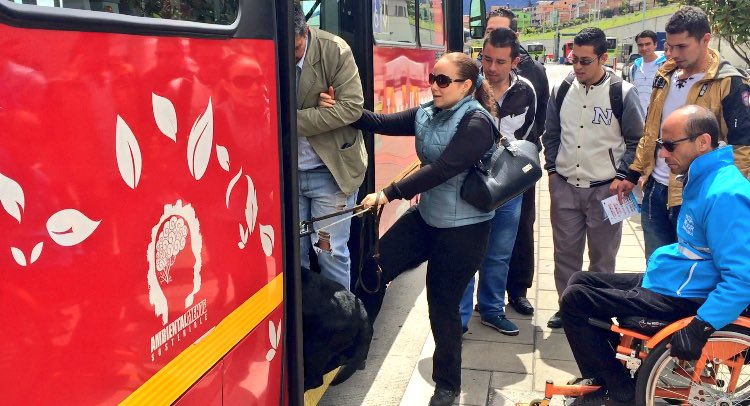 SectorMovilidad's tweet photo. Promovemos entre agentes del #SITP la importancia de la prestación del servicio accesible e incluyente para Personas con Movilidad Reducida. https://t.co/erCOW23M7i