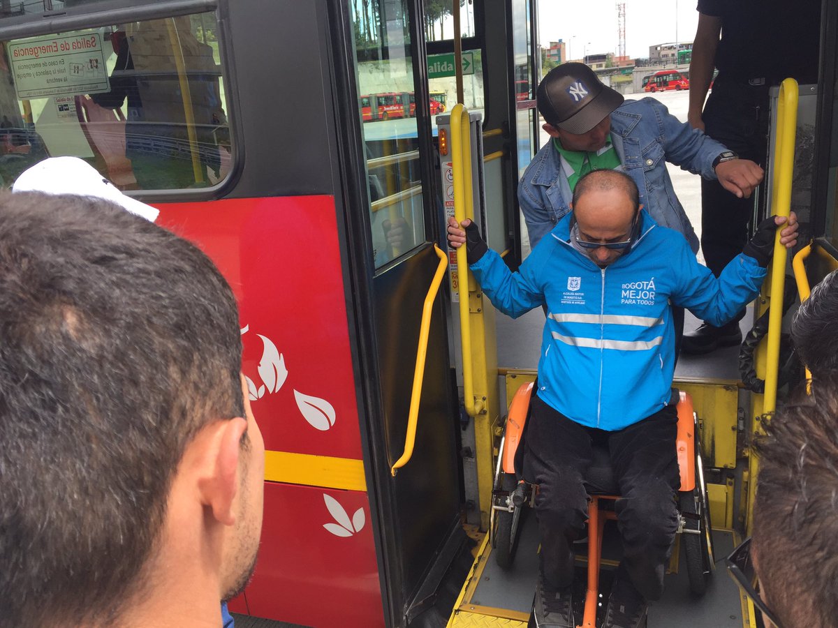 SectorMovilidad's tweet photo. Promovemos entre agentes del #SITP la importancia de la prestación del servicio accesible e incluyente para Personas con Movilidad Reducida. https://t.co/erCOW23M7i