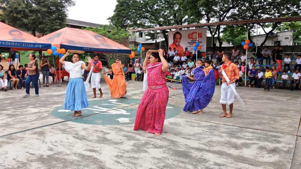 cendemocratico's tweet photo. Los estudiantes de 5to y 6to nivel sorprenden a las autoridades y representantes de CD con la presentación artística 'Playita mía' https://t.co/TCJoyHRjTF