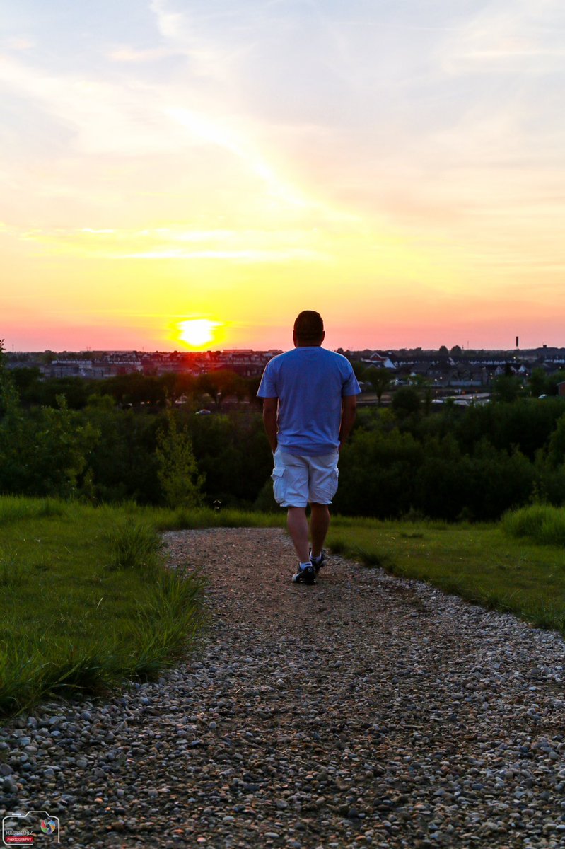 YEGHugo's tweet photo. #yeg #canada150 #exploreedmonton #explorecanada #travelalberta #sunset #albertasky #countdown122 #selfportrait #colorfulsky #sunsetway #path https://t.co/3IcTo7WBoo