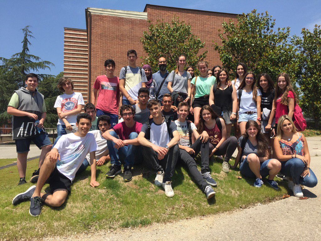 fisica_profe's tweet photo. Foto de grup final de curs 2016-17, Física 1r batxillerat #btx1 @inslacetania . Un plaer, i molt bones vacances! https://t.co/79AdX0RMqr