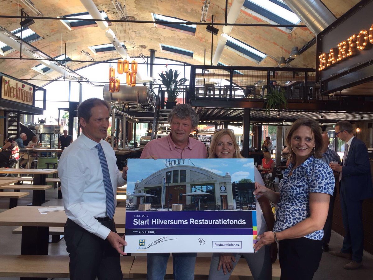 Restauratiefnds's tweet photo. Het Hilversums Restauratiefonds is een feit! Ondertekening in MOUT, het eerste project uit het fonds. https://t.co/S6pmLzD7Rg