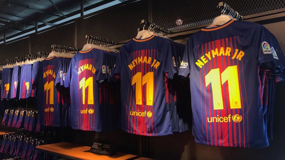 FCBarcelona's tweet photo. 🔴🔵 FC Barcelona's new kit goes on sale: https://t.co/nnqC9eShAT  #ForçaBarça https://t.co/GI8BoRNjkp