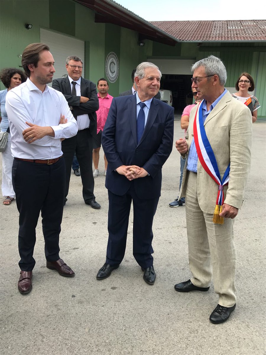 GBessonMoreau's tweet photo. Accueil par le maire de Colombé-le-Sec pour débuter la visite de la maison de Champagne 🍾 ! Nos viticulteurs : une fierté #Auboise https://t.co/6QRjG7ZSyG