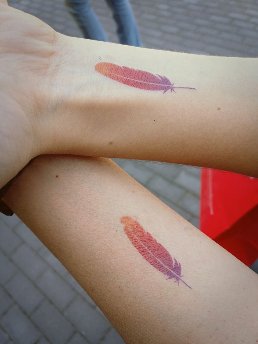 aida_flow's tweet image. somos apaches! superchulo el stand de #theapache software foundation y las #adalabers con nuestros tatoos