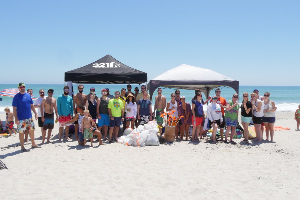 L3HarrisTech's tweet photo. A tidal movement toward a cleaner beach! #HarrisCorp joined #321Millenials to clean up Paradise Beach in Melbourne, FL. #HarrisHEART https://t.co/WiDq3uxGWX