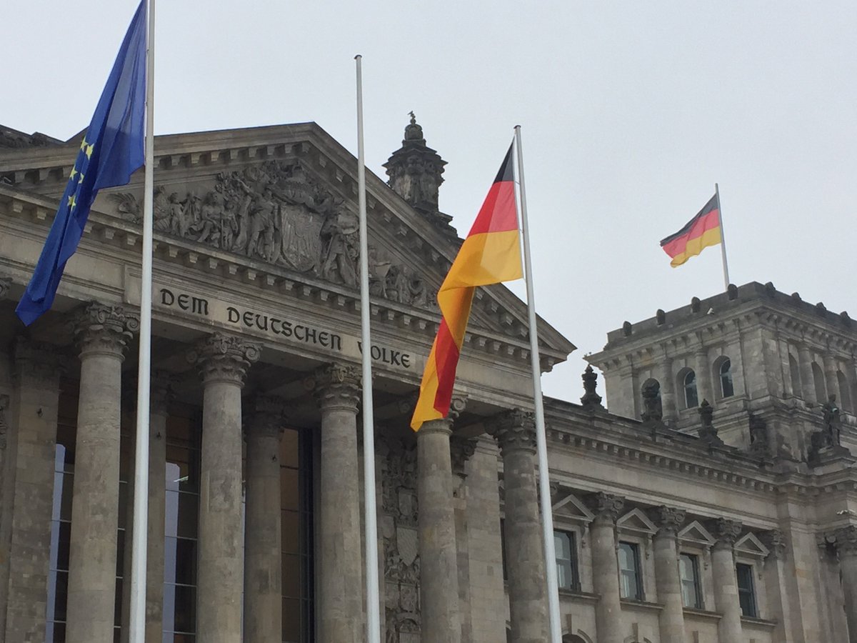 HbPolitik's tweet photo. Heute wird #SurchargeVerbot im #Bundestag ausgeweitet. Wir sind für Wahlfreiheit der #Haendler im Zahlungsverkehr https://t.co/ZIOYKKflyy https://t.co/tVV2YtsHxL