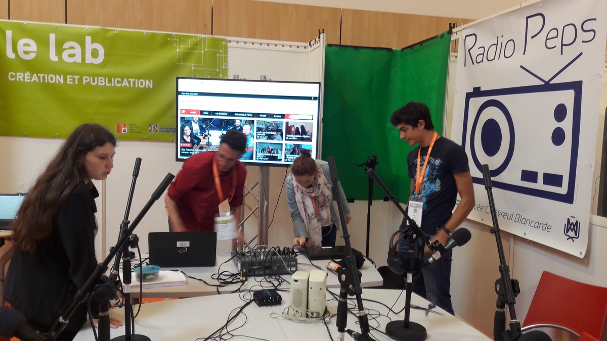 DelphMarchand's tweet photo. Les lycéens de @RadioPeps investissent le Lab de #Orme2017 et invitent les visiteurs à se lancer dans l'aventure d'une webradio #EMI https://t.co/L7eihPs91Q