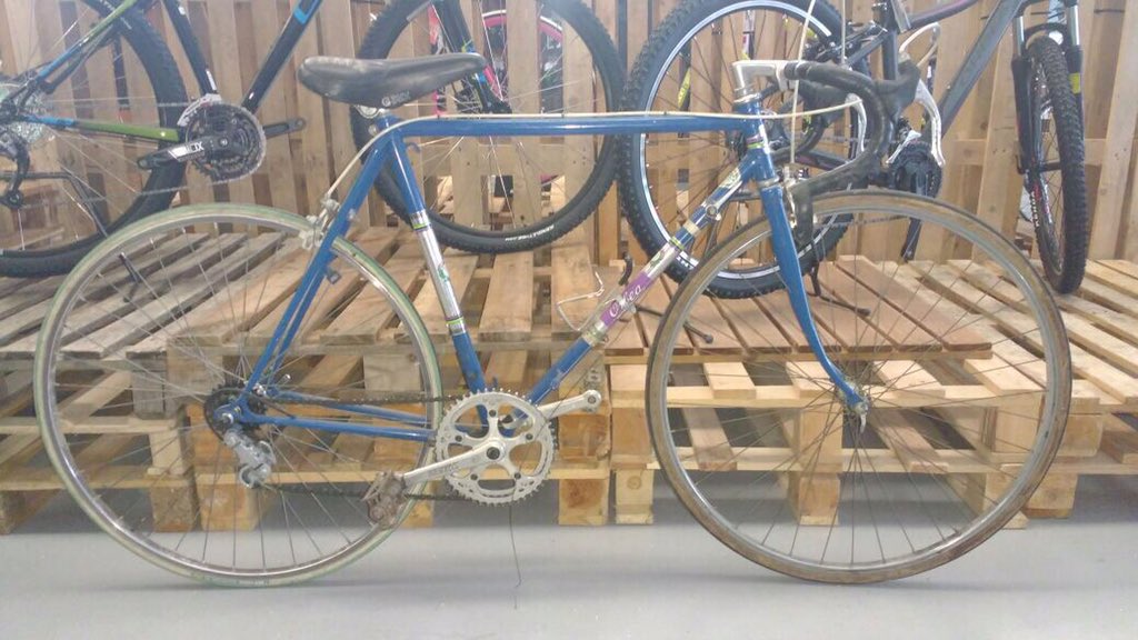 Estamos vaciando todo el stock de material clásico de nuestra tienda de Logroño. Más de 100 bicis clásicas . Telf : 94 150 14 13. 😊