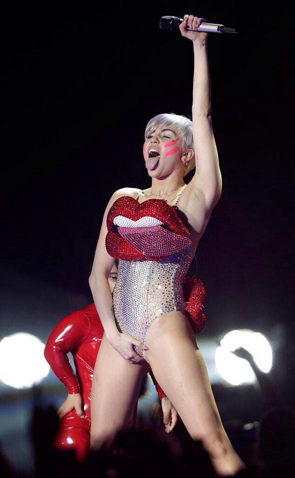MileyFansSpain1's tweet photo. #MileyCyrus #Malibu Yo la amo antes  ahora y siempre!! Ellas es un ejemplo y una pedazo de artista ❤❤ https://t.co/ucZ9mfmwNj