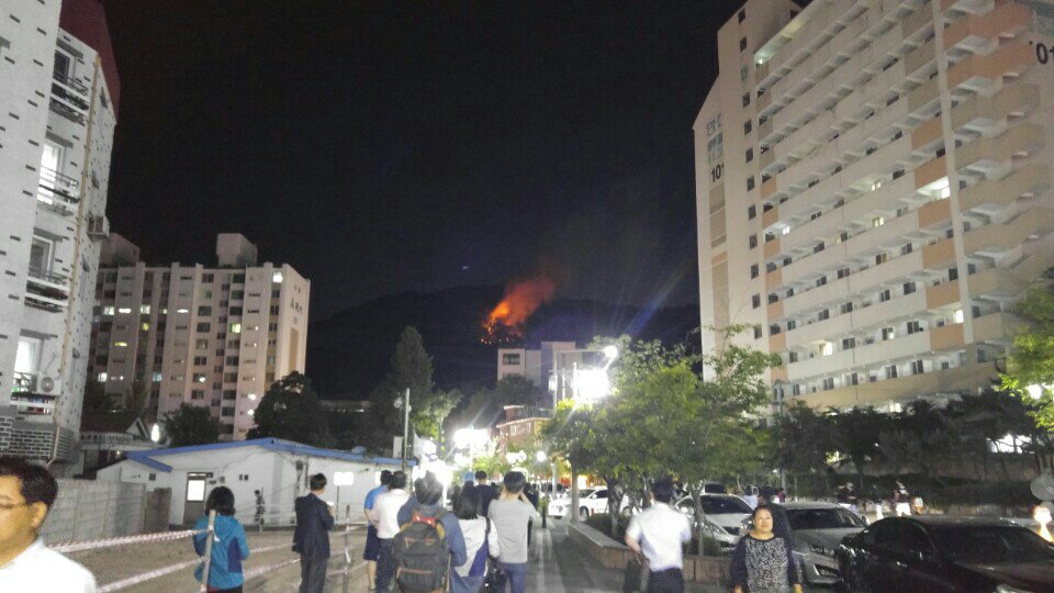 nunueye1's tweet photo. 수락산 불 상계동에서 찍은사진 https://t.co/aHxenj2RnH