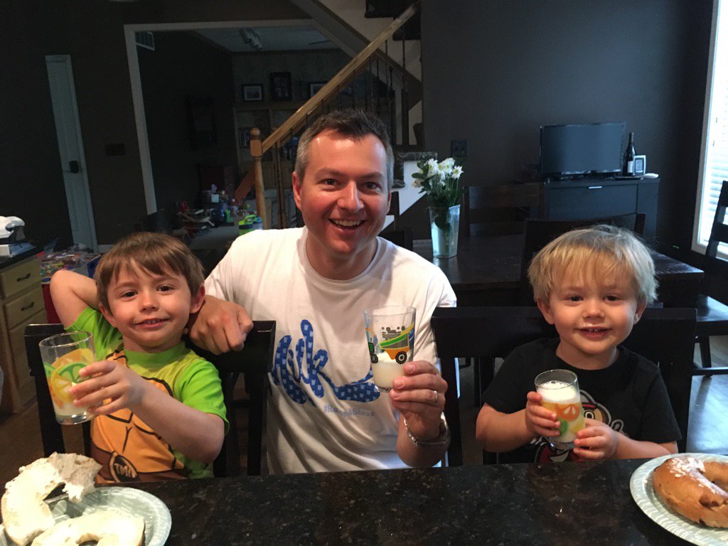 TheRobWalker's tweet photo. Starting our day off. Happy World Milk Day #RaiseAGlass#WorldMilkDay @dfamilk https://t.co/nXjZQLhMXD