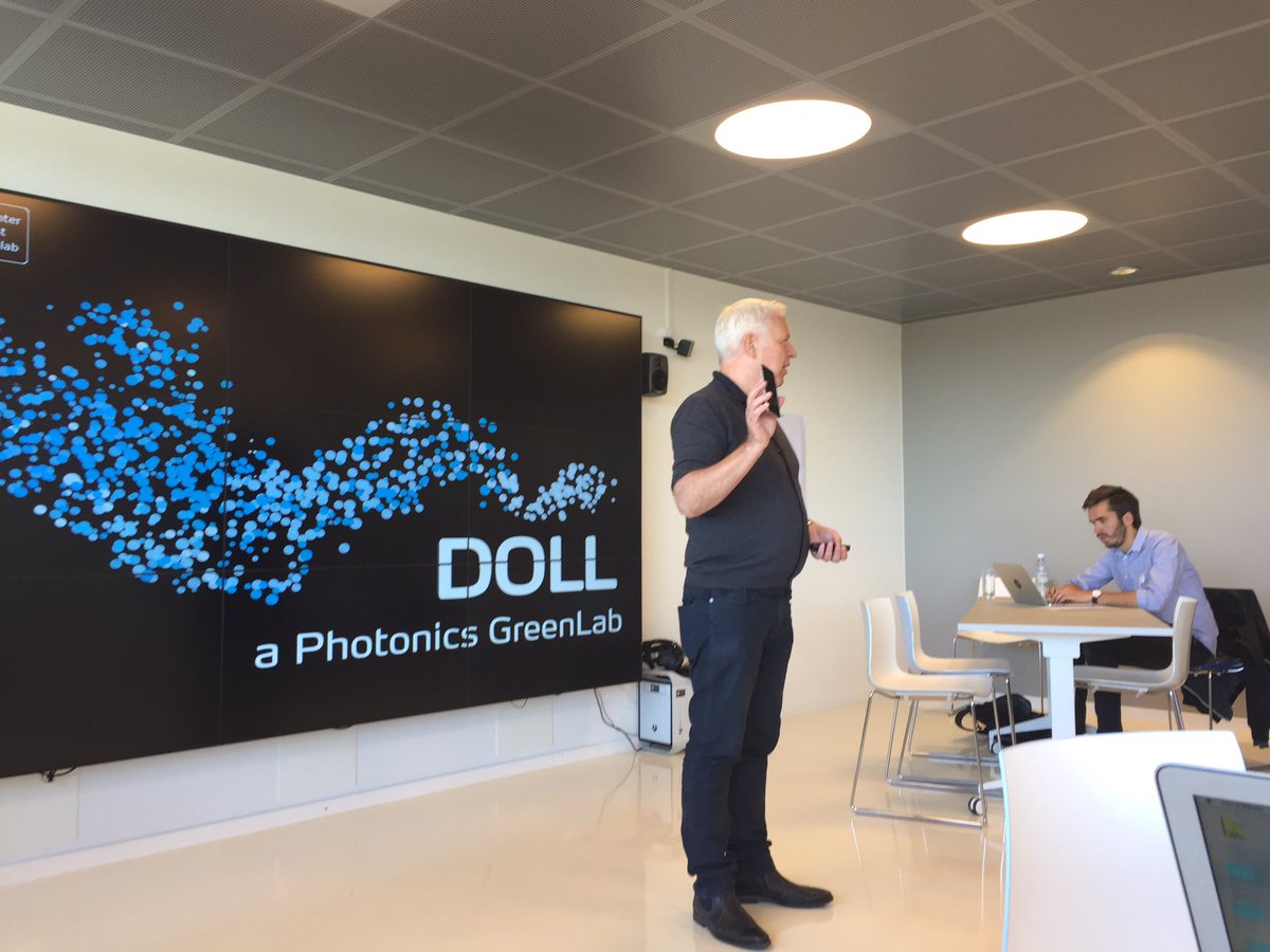 MajaYhde's tweet photo. Vi bliver kloge på det intelligente gadelys i projektet #KlartilSmartVækst #DOLLLivingLab @Gate21dk #Exlumi @Louispoulsen @PhilipsLight https://t.co/xnlALHovbS