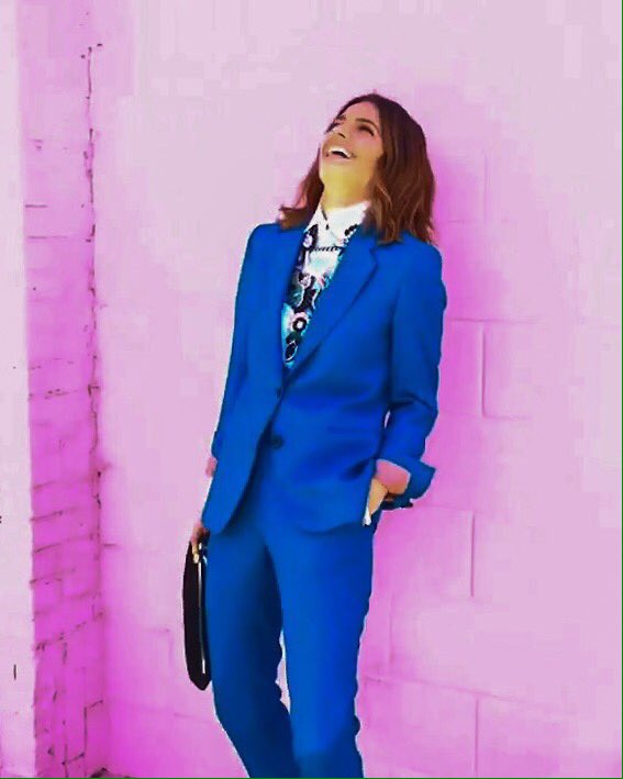 tais_menezes_'s tweet photo. Brightly colored outfit against colorful walls is our new favourite kind of art 💜💛💙❤️ #ColorsExplosion #LoveIsLove #StanaKatic https://t.co/R3xfariGi9