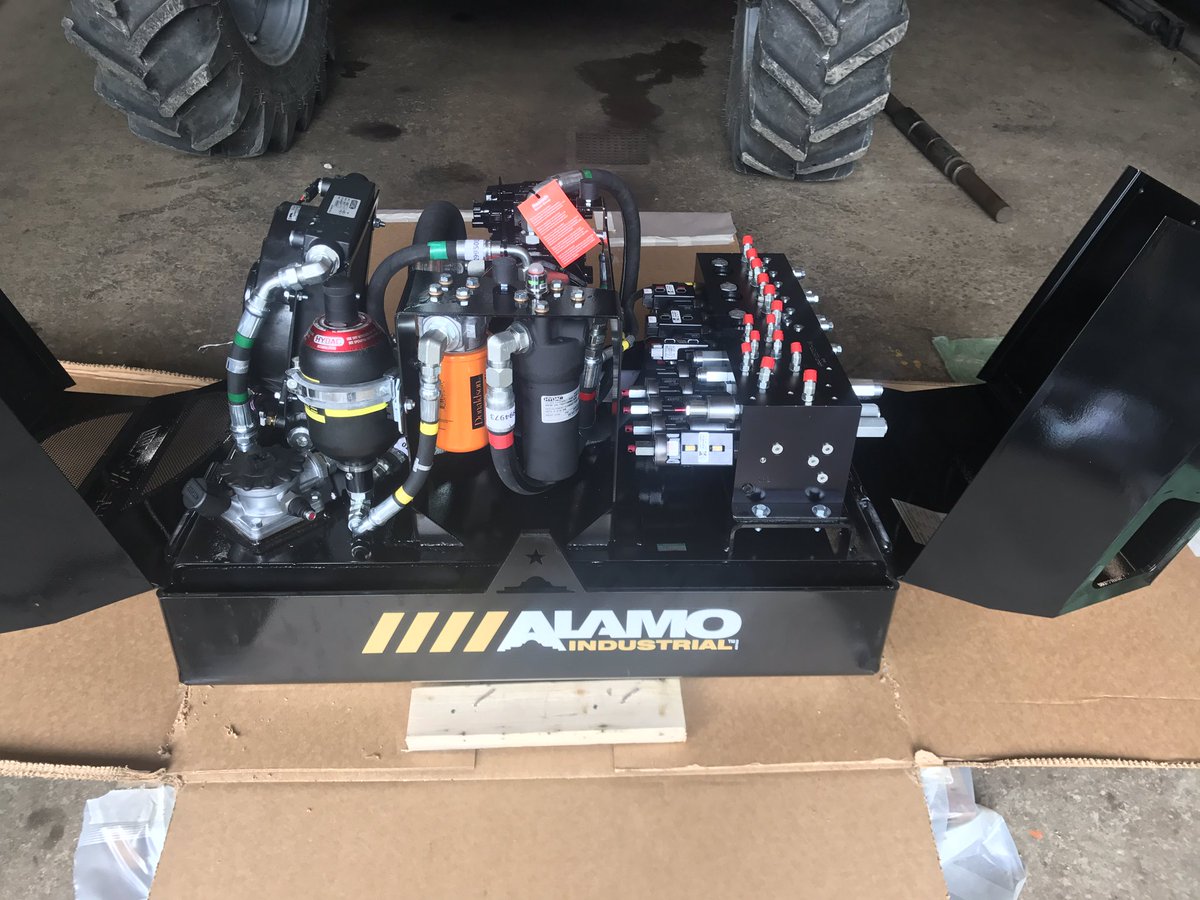SeigRoadSup's tweet photo. New Alamo Industrial 24' #Maverick2 going on @Case_IH #Maxxum125 from @lambandwebster for Summerhill Twp Crawford Co https://t.co/lvzBiYtssF