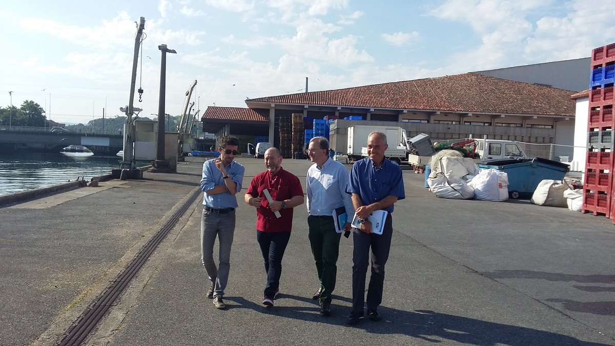bru_vincent's tweet photo. Ce matin sur la criée de #SJDL #Ciboure avec les représentants de la pêche pour parler développement de la filière #Circo6406 https://t.co/G0GZO3E8mU