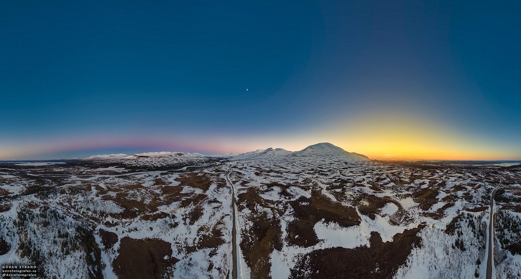 CosmosRevealed's tweet photo. #NASA #Astronomy Picture of the Day: "Shadowrise and Sunset"

https://t.co/EuGicnw4fh https://t.co/EEoKtW6Alt