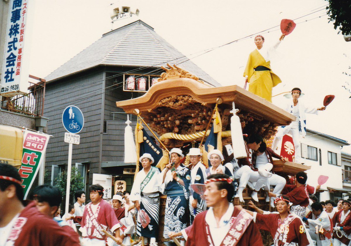 ট ইট র Kinmokusei タイムスリップ写真館100 昭和61年岸和田だんじり祭り 今から31年前の古き日の岸和田だんじり祭り 町並みも雰囲気も随分変わりました 地車も新調されて行きましたが 春木南先代 左上 五軒屋先代 右上 紙屋町 左下 と 藤井町