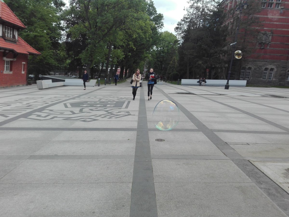 Wszystkiego najlepszego z okazji #dzieńdziecka. Dzieci wychodzą z międzynarodowej konferencji naukowej na PG :-)