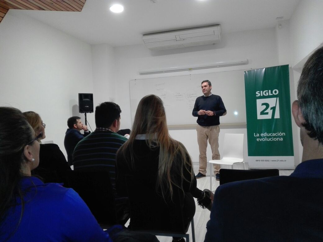 LaSiglo21's tweet photo. “Desafíos en la Gestión del Capital Humano”, diserta Mariano Osses en el #OpenDay Rosario. https://t.co/MI7k7KKVH9
