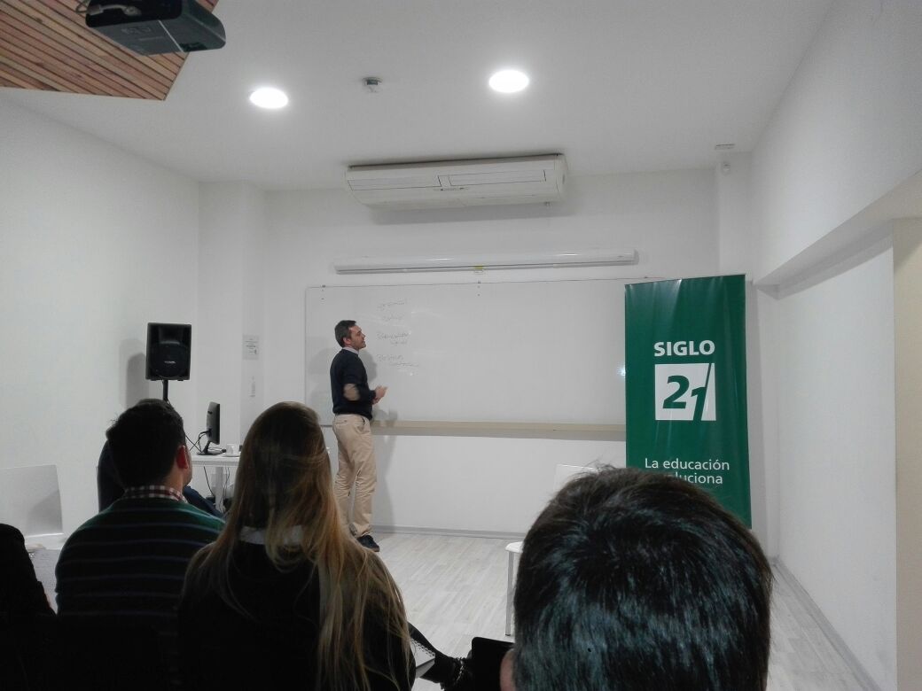 LaSiglo21's tweet photo. “Desafíos en la Gestión del Capital Humano”, diserta Mariano Osses en el #OpenDay Rosario. https://t.co/MI7k7KKVH9