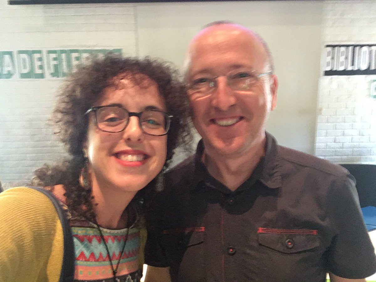 irenromar's tweet photo. Con Óscar López, de @PaginaDosRTVE 😊 Toda una inspiración para @leemetv y un hombre súper amable 😇 #EncuentroLectureando https://t.co/7lMRclp94b