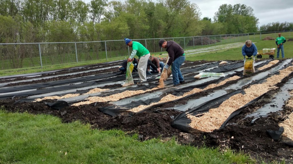 AmerenCorp's tweet image. Our co-workers volunteered to help @MRI_Decatur's garden grow. Learn about MRI's workshop for adults w/disabilities: maconresources.org