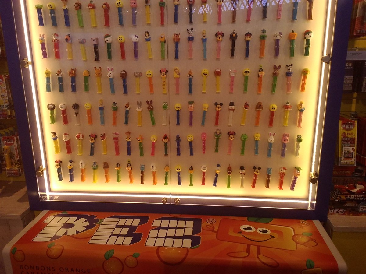 CamilaLabaronne's tweet photo. Goldmine! Any of these PEZ for 3,50! *_* #IWantThemAll #EasyJetVoucher https://t.co/kRaydiTuLr