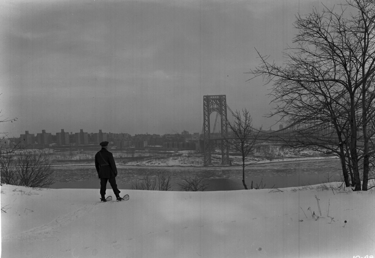 PIPPDASSN's tweet photo. Another #tbt photo is of a officer in snow shoes looking over the GWB from the cliffs edge. #pippd #gwb https://t.co/0vG0Se7mHQ