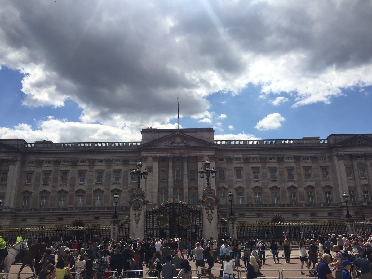 StJOHS's tweet photo. Hoping for an invite to the Queen's Garden Party #whatarethechances #stjohs #stjohssci #london #buckinghampalace https://t.co/MCcN7WWC9V