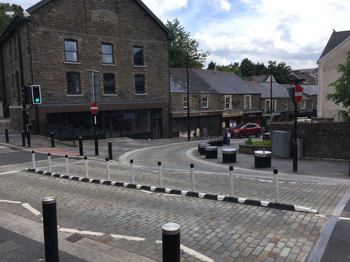 rediweld's tweet photo. It's amazing the applications for #wandorca, not just for #cycle lanes, but also proving a use for vehicle #delineation #jislon https://t.co/BxUMXS9u7y