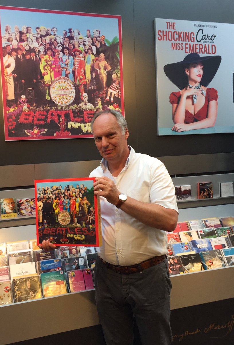 FIFTY YEARS AGO

Op 1 juni 1967 had ik nog niet het geld voor de eerste editie. Exact 50 jaar later nu de luxe Beatlesbox. <a href="/boekBroekhuis/">Boekhandel Broekhuis</a>