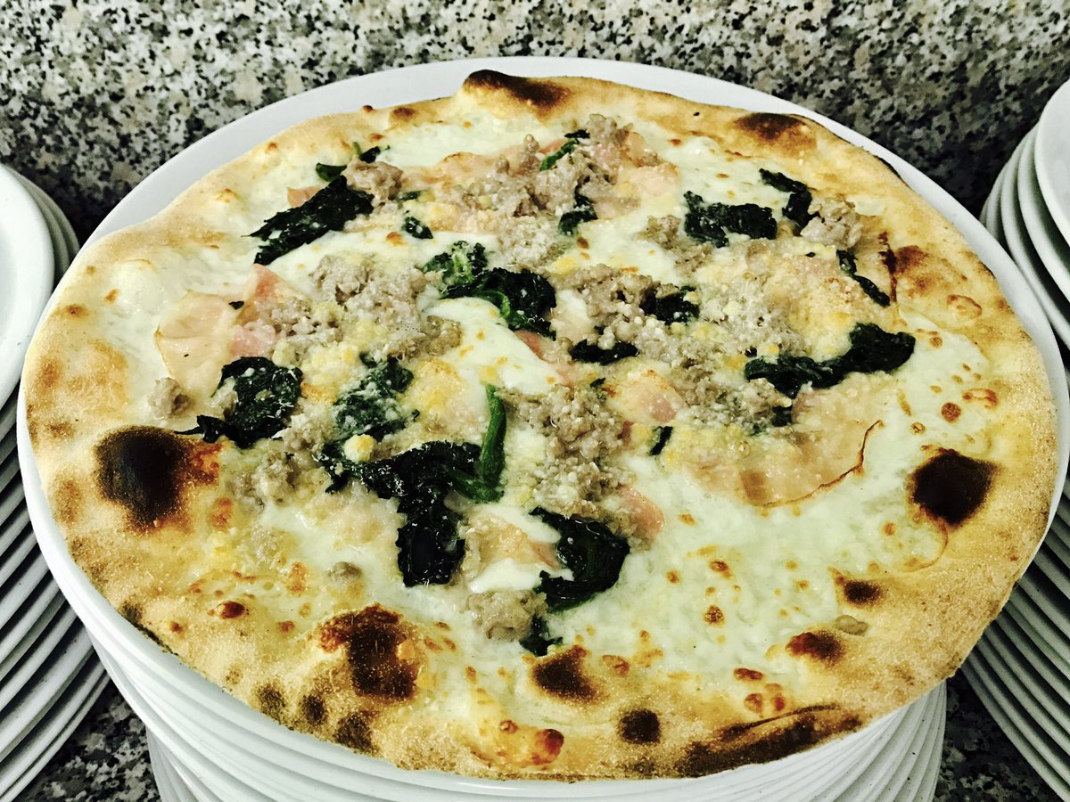 iltempiorist's tweet photo. #JuveRealMadrid #MaxiSchermo @LigaChampionsID #fresco e buon cibo 😍🍕🍝 https://t.co/jFMoJb5qGy