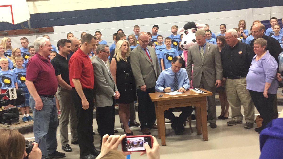 TelegraphHerald's tweet photo. #Wisconsin @GovWalker signs bill designating #cheese official state dairy product at Mineral Point Elementary @Rockshot_Joelle #thlive https://t.co/K6Amw9jidy