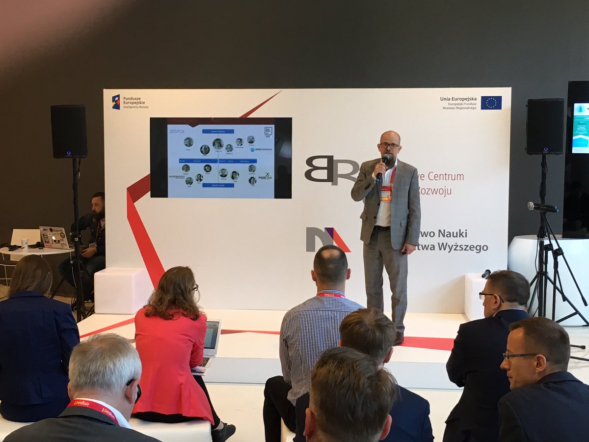 YounickMint's tweet photo. @Impact_cee 2017 - na scenie @NCBR_pl gdzie prezentowały się wehikuły inwestycyjne #BridgeAlfa Rafał Roszak @radiokingston z @YounickMint https://t.co/mynmNYNGdS