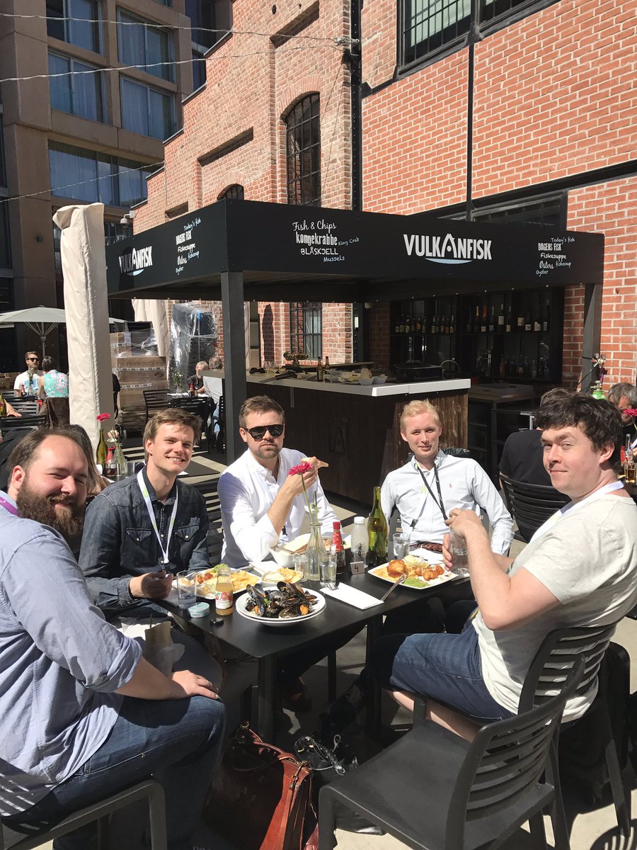 ChristineIsaks1's tweet photo. Lunch, sun and happy colleagues @webrebels 😃 #vulkan #lunch #webrebels #conference #computas https://t.co/E8fMc5cY5V