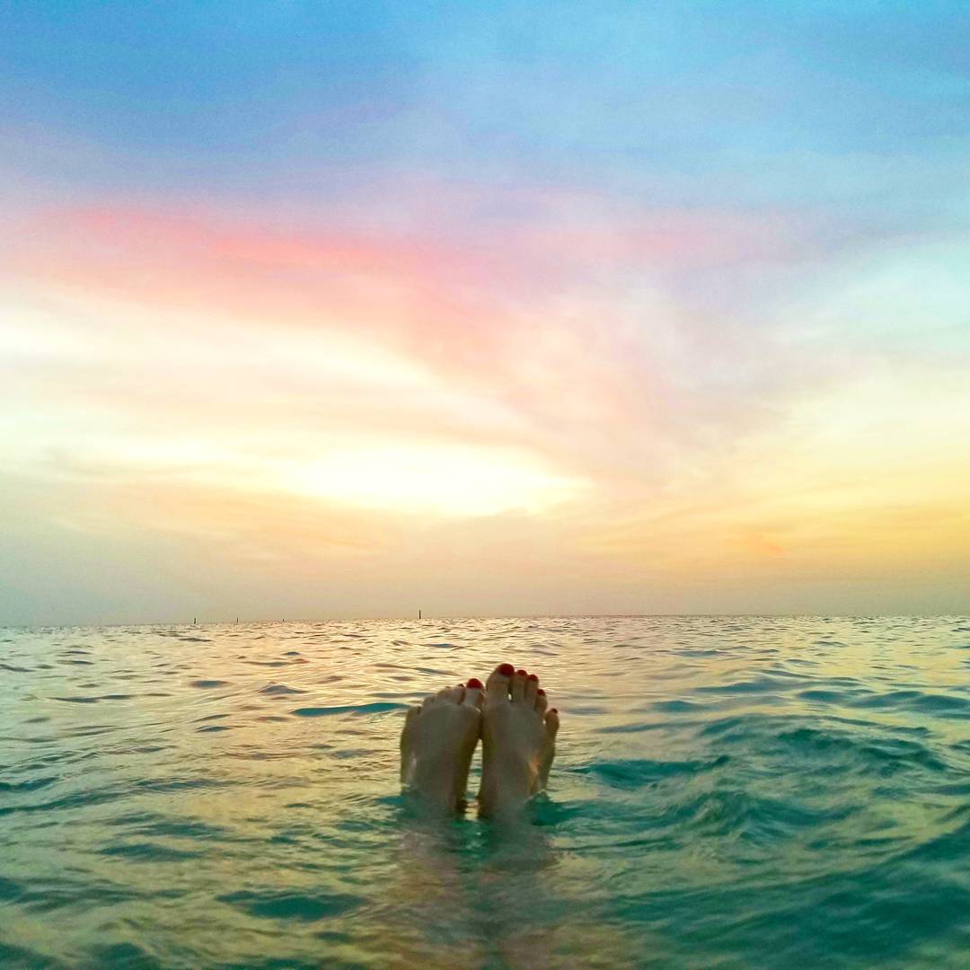 Radisson's tweet photo. Ditch your shoes and spend #GoBarefootDay in the ocean at one of our beach resorts! #HelloRadisson 📷: @eliseperelman https://t.co/AAuH2F1YoH