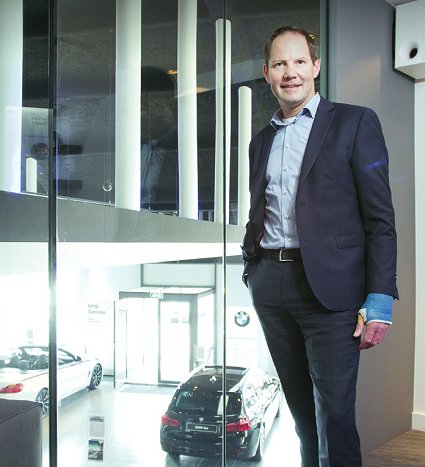 RegioBusiness's tweet photo. 'Ik ben soms afgeleid als ik rijd. Ik ben al een paar keer door mijn auto gered van een ongeluk' @RenovaBMW https://t.co/3cfBQMbzeH https://t.co/tesQuvylod