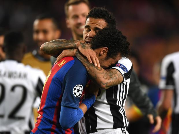 FCBW_A7's tweet photo. داني ألفيس : عندما هزمنا برشلونة في دوري الأبطال، مشيت لأخي نيمار لأواسي حزنه. نيمار كان يبكي وقطعة من قلبي كانت تبكي معه https://t.co/dyTW924NVW