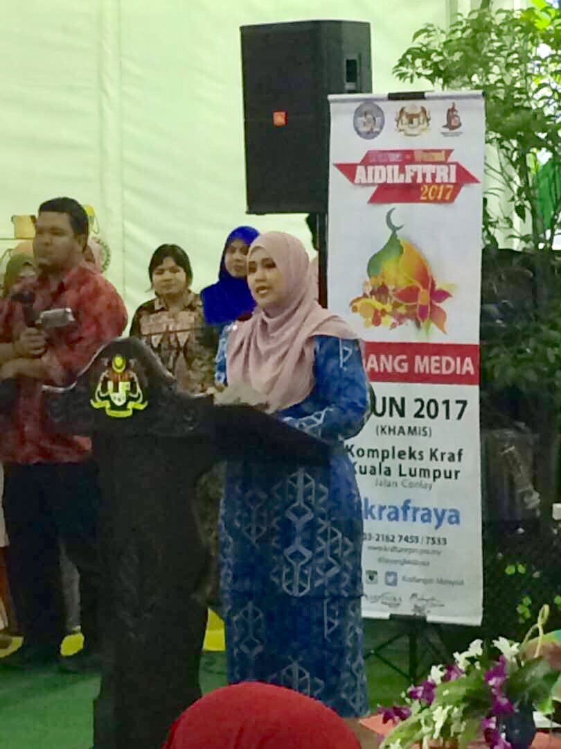 matromeo02's tweet photo. YB Datuk Mas Ermieyati @emysamsudin giving her speech during Warna Warni Aidilfitri. #krafmalaysia #cc1m #dekatje #tourismmalaysia . https://t.co/tdu5MnhFqg