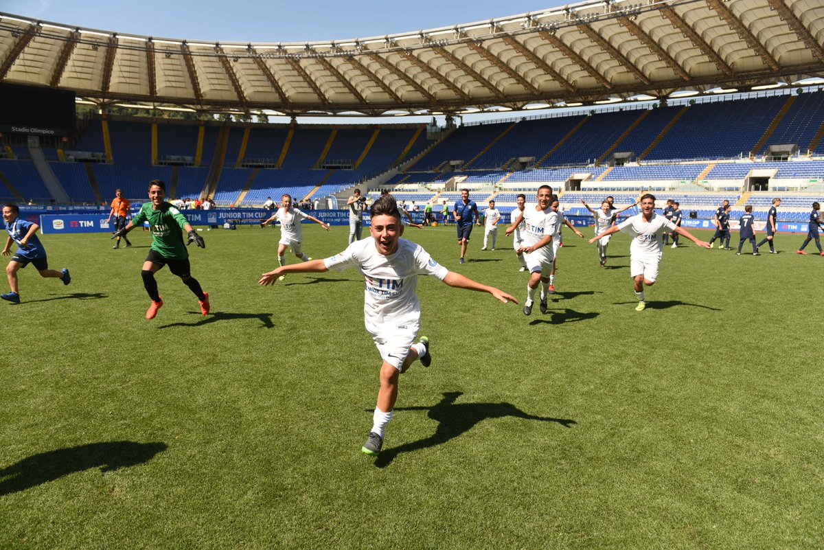 TIM_Official's tweet image. Gioia incontenibile per i ragazzi dell’Oratorio Don Guanella di Napoli, vincitori del girone B! #JuniorTIMCup #TIMLive