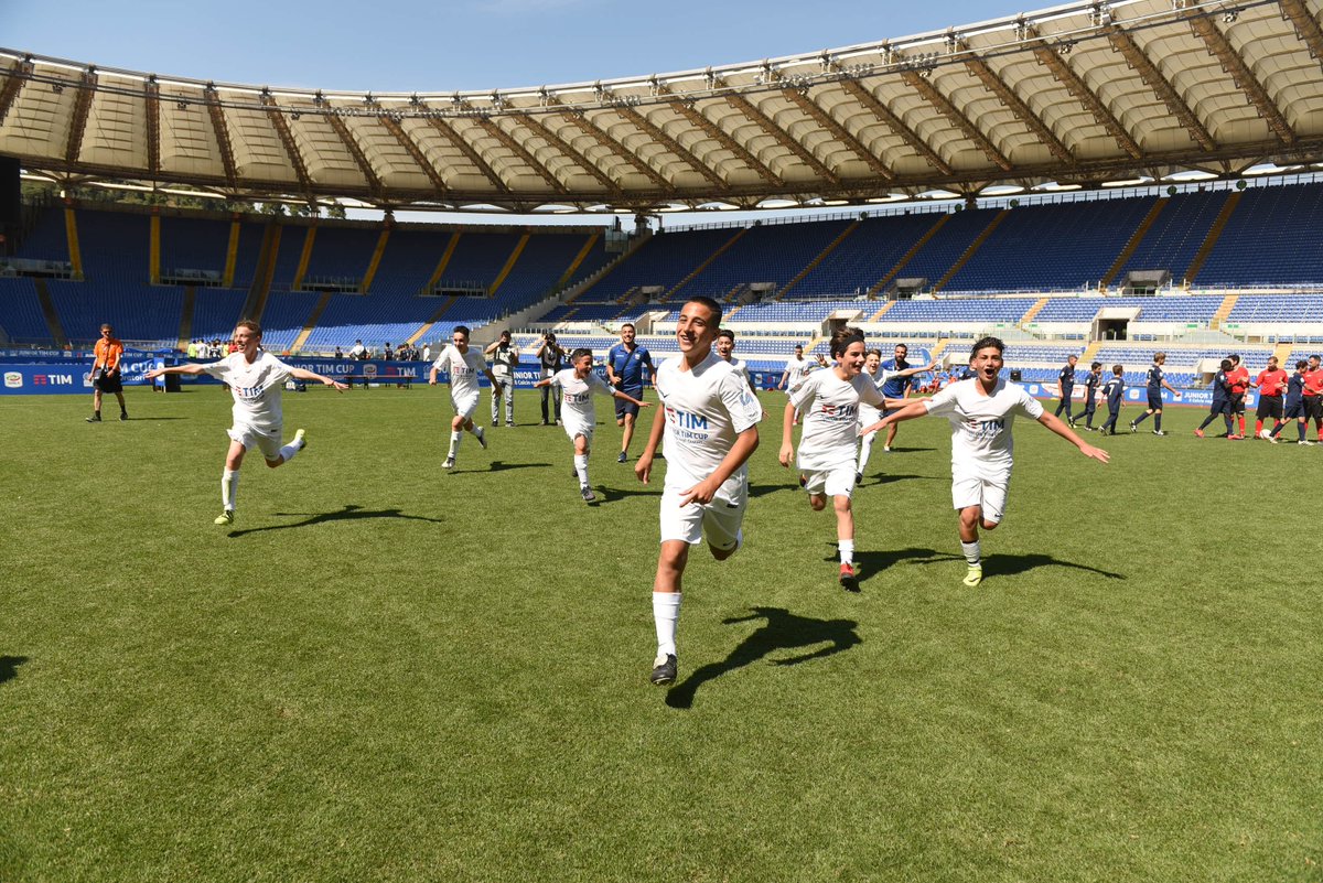 TIM_Official's tweet image. Gioia incontenibile per i ragazzi dell’Oratorio Don Guanella di Napoli, vincitori del girone B! #JuniorTIMCup #TIMLive